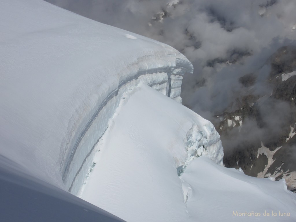 Seracs y grietas del glaciar bajo la Dôme de Niege
